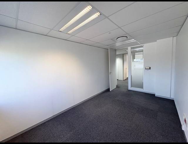 21M² SERVICED OFFICE TO LET IN VORNA VALLEY
